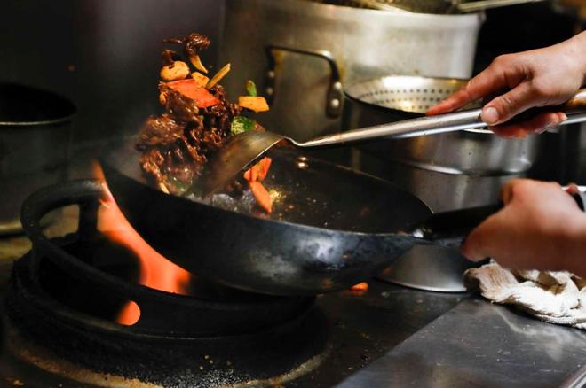 一口锅的逆袭：它如何让中国菜从“煮熟”走向“炒香”？